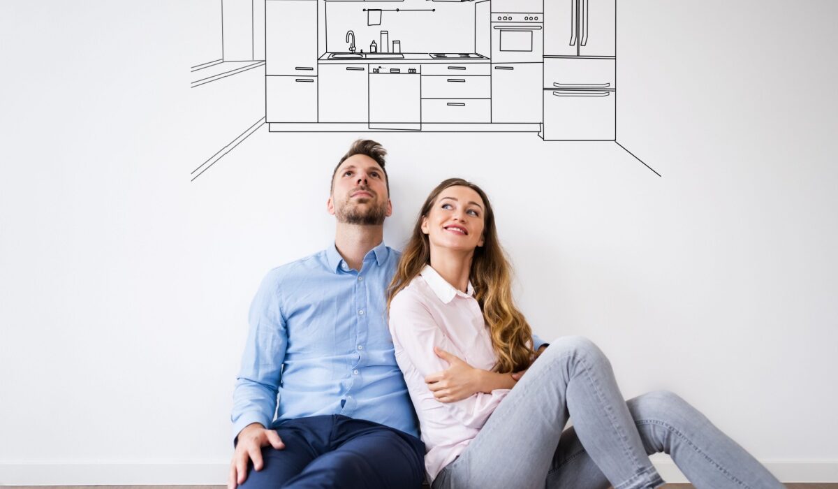 Noored unistamas uue kodu köögist ja külmkapist