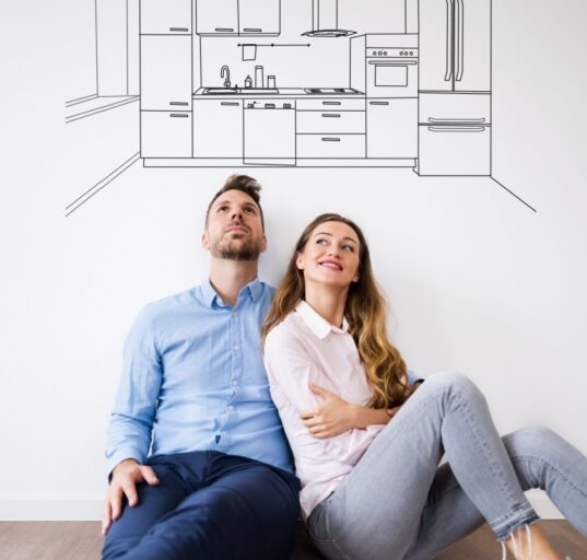 Noored unistamas uue kodu köögist ja külmkapist