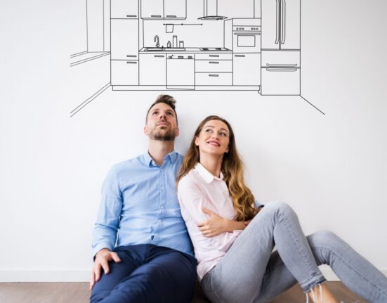 Noored unistamas uue kodu köögist ja külmkapist